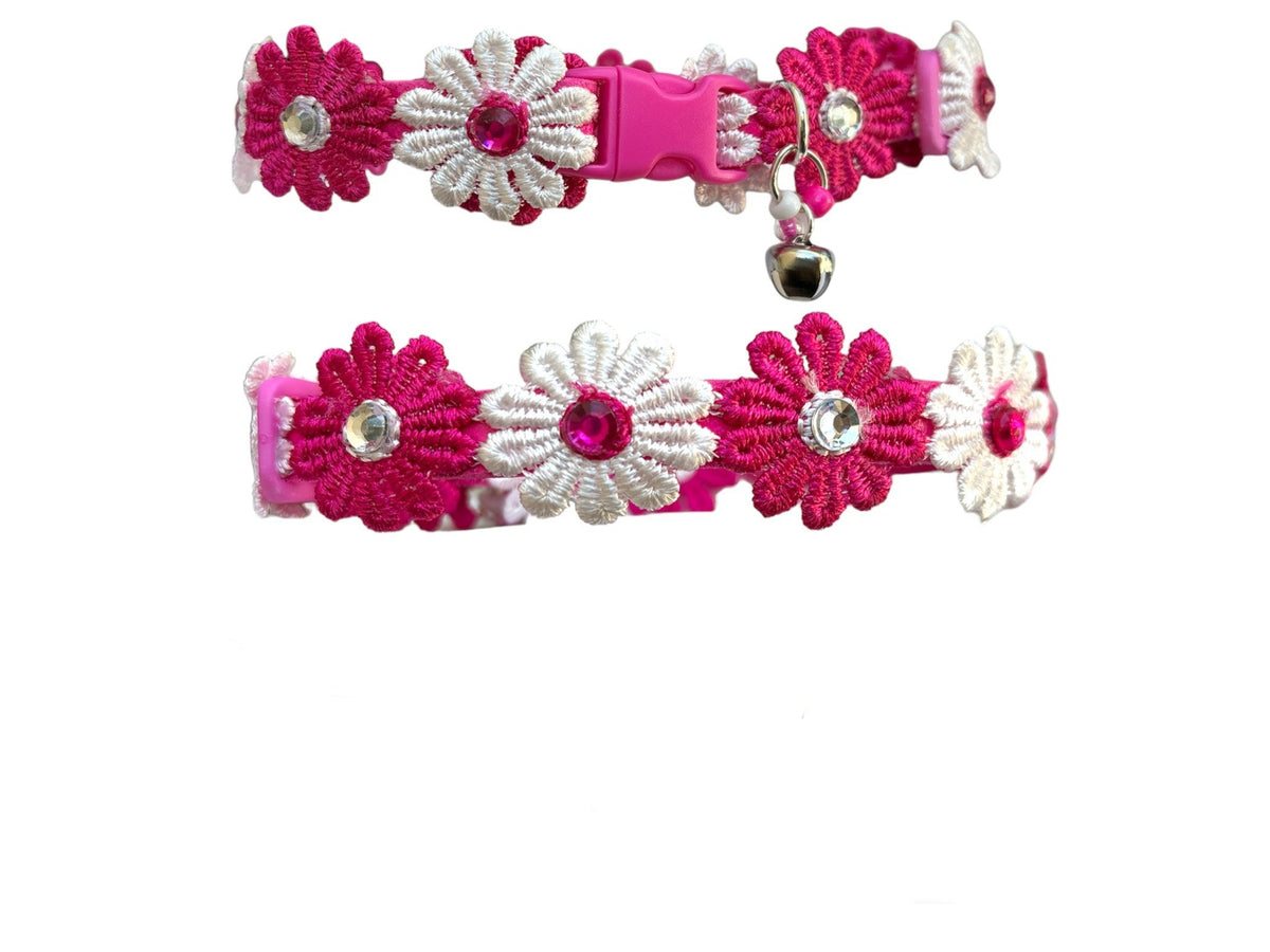 Collar de perro con flores fucsia y blancas