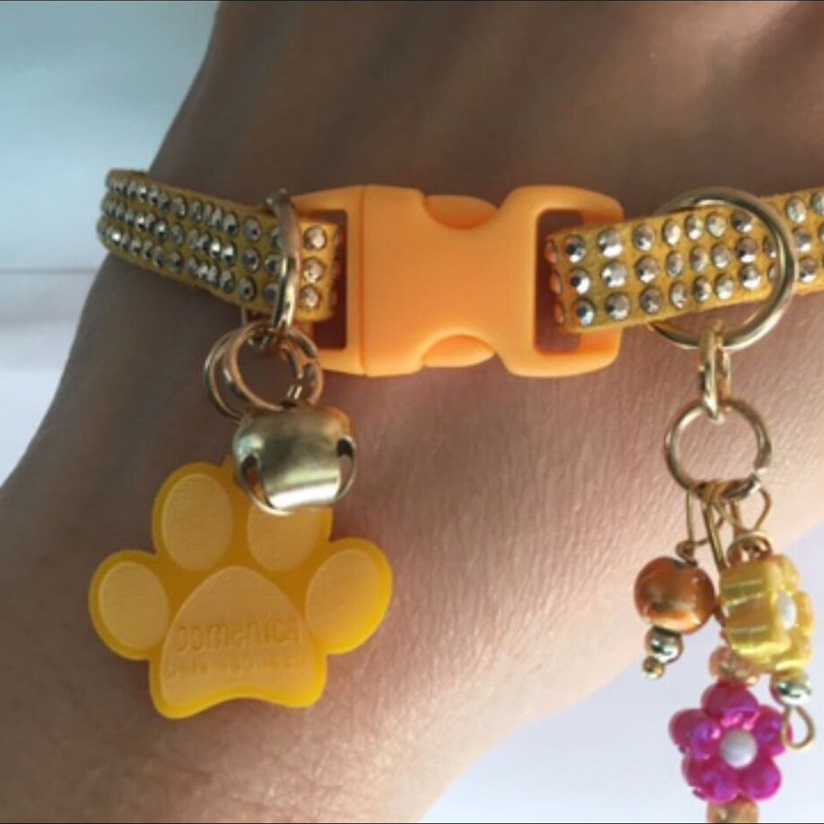 Collar naranja con incrustaciones doradas