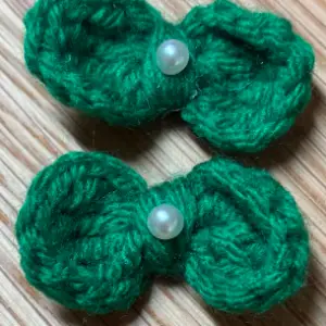 WoolBloom Clip  -  Two Green Knitted Bows