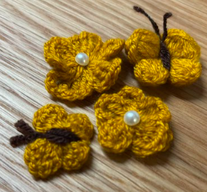 WoolBloom Clip - 4 Knitted Mustard Flowers